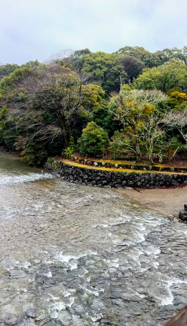 宇治橋から眺める五十鈴川。
