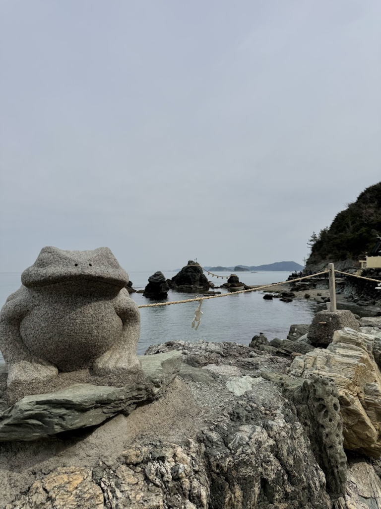 鳥居をくぐると「蛙」の石像がお迎え。