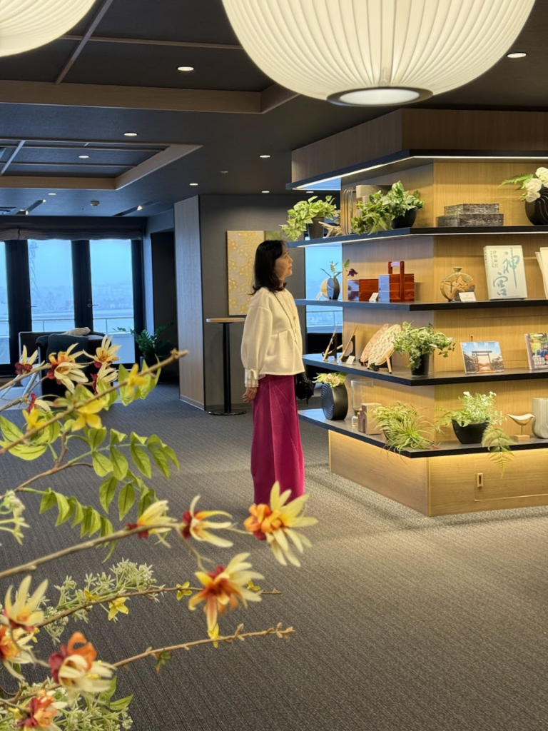 宿泊した三交イン伊勢市駅前別館Grande 駅から徒歩2分。伊勢市内の景色が一望。