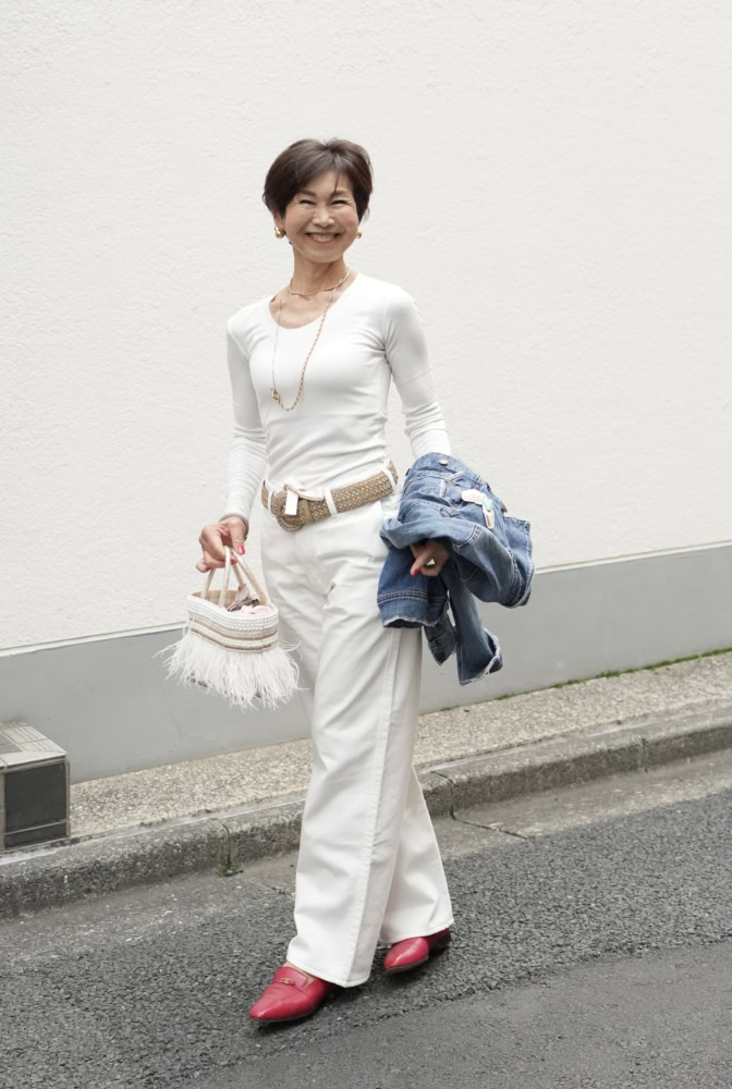 【50代お手本スナップ】「エルメス」のシューズが効かせ役!春のホワイトカジュアルコーデはアクセントカラーでエレガントな装いに