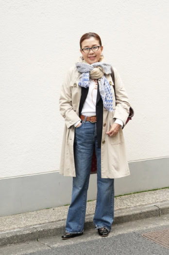 【60代お手本スナップ】春っぽい華やかアクセントが映える！「デニム×トレンチコート」のきれいめカジュアルスタイル