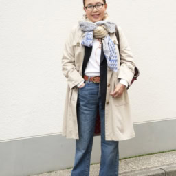 【第10位】【60代お手本スナップ】春っぽい華やかアクセントが映える！「デニム×トレンチコート」のきれいめカジュアルスタイル