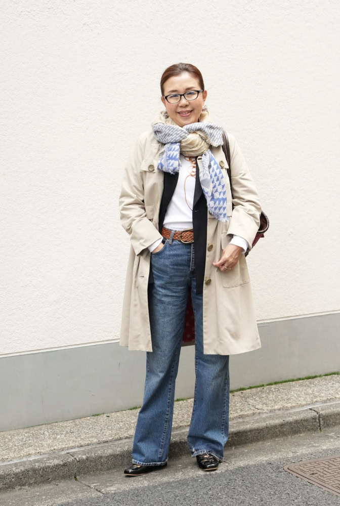 【第10位】【60代お手本スナップ】春っぽい華やかアクセントが映える！「デニム×トレンチコート」のきれいめカジュアルスタイル