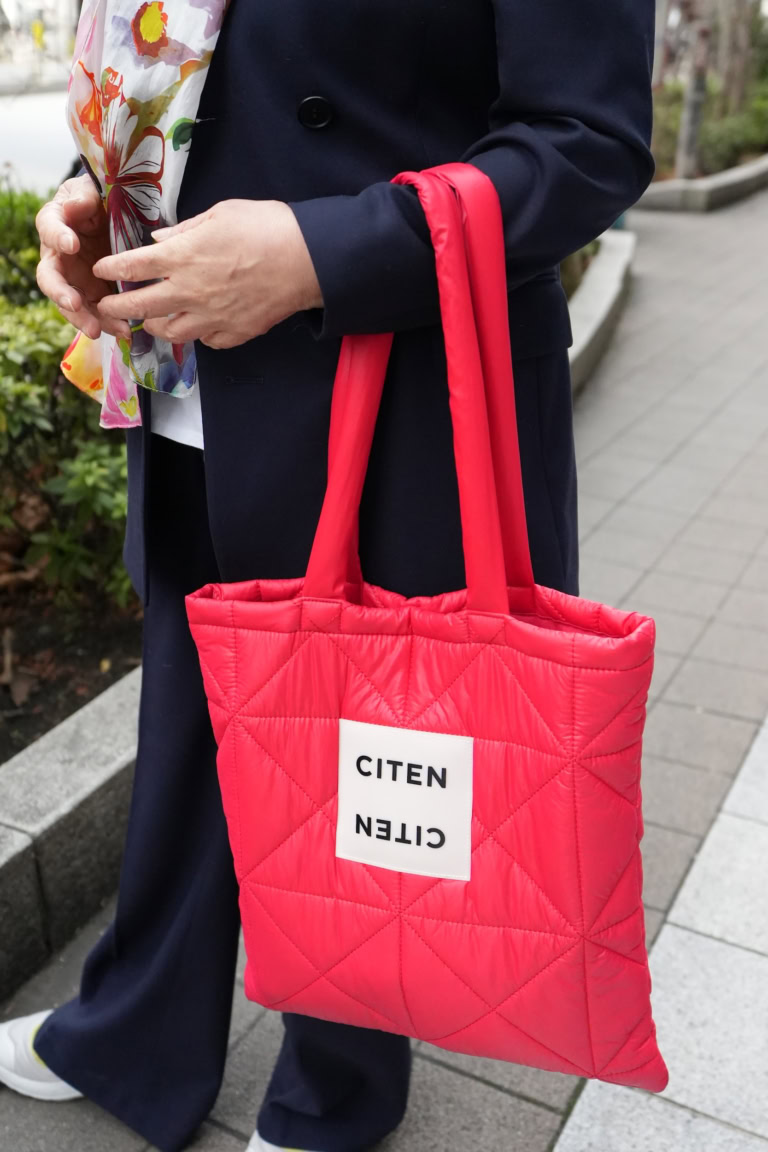CITENの鮮やかな赤バッグはコーデのアクセント