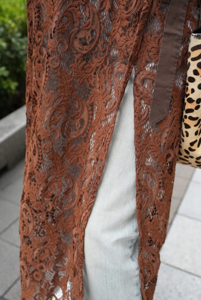 淡いデニムにSLOBE IENAのレーススカートをレイヤード