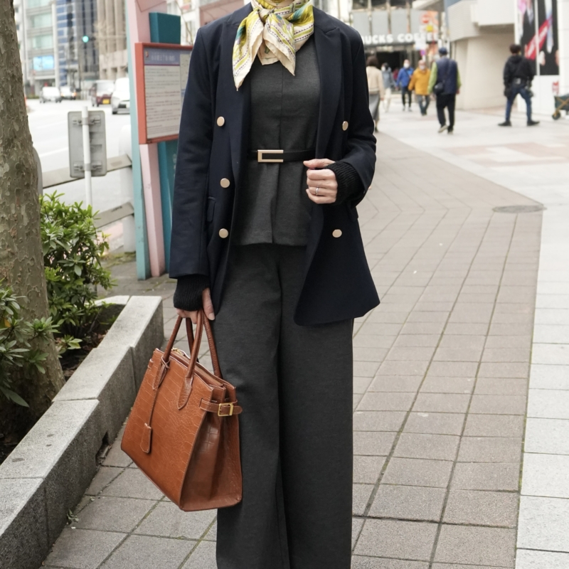 【60代お手本スナップ】春は「紺ブレ×セットアップ」のスタイリッシュコーデに旬のスカーフで華やぎを！