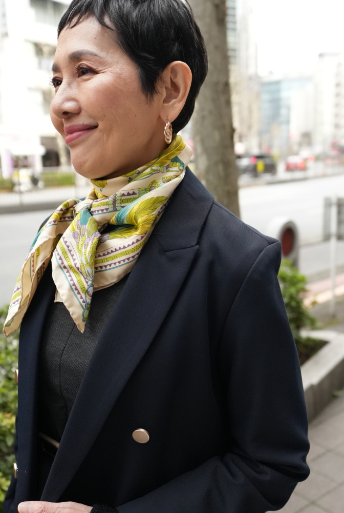 スカーフで顔まわりを華やかに