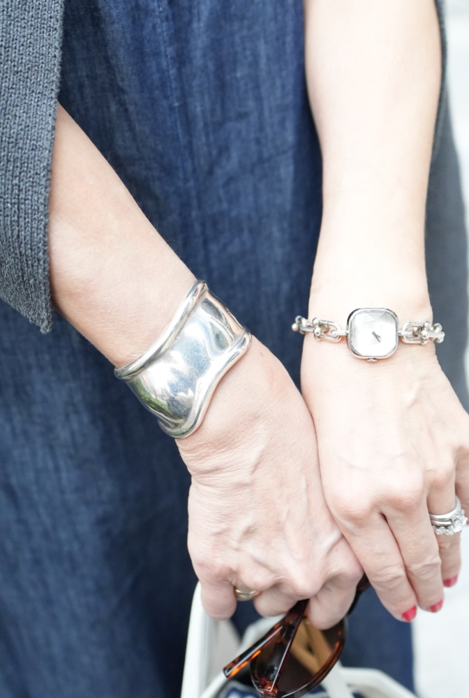 ティファニーのブレスレットや腕時計で春らしく爽やかなポイントに