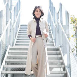 シャツワンピース･･･ソージュ、タートルネックニット･･･ユニクロ、パンツ･･･H&M、ベルト・時計･･･エルメス、シューズ･･･kurun TOKYO、バッグ･･･ゴヤール