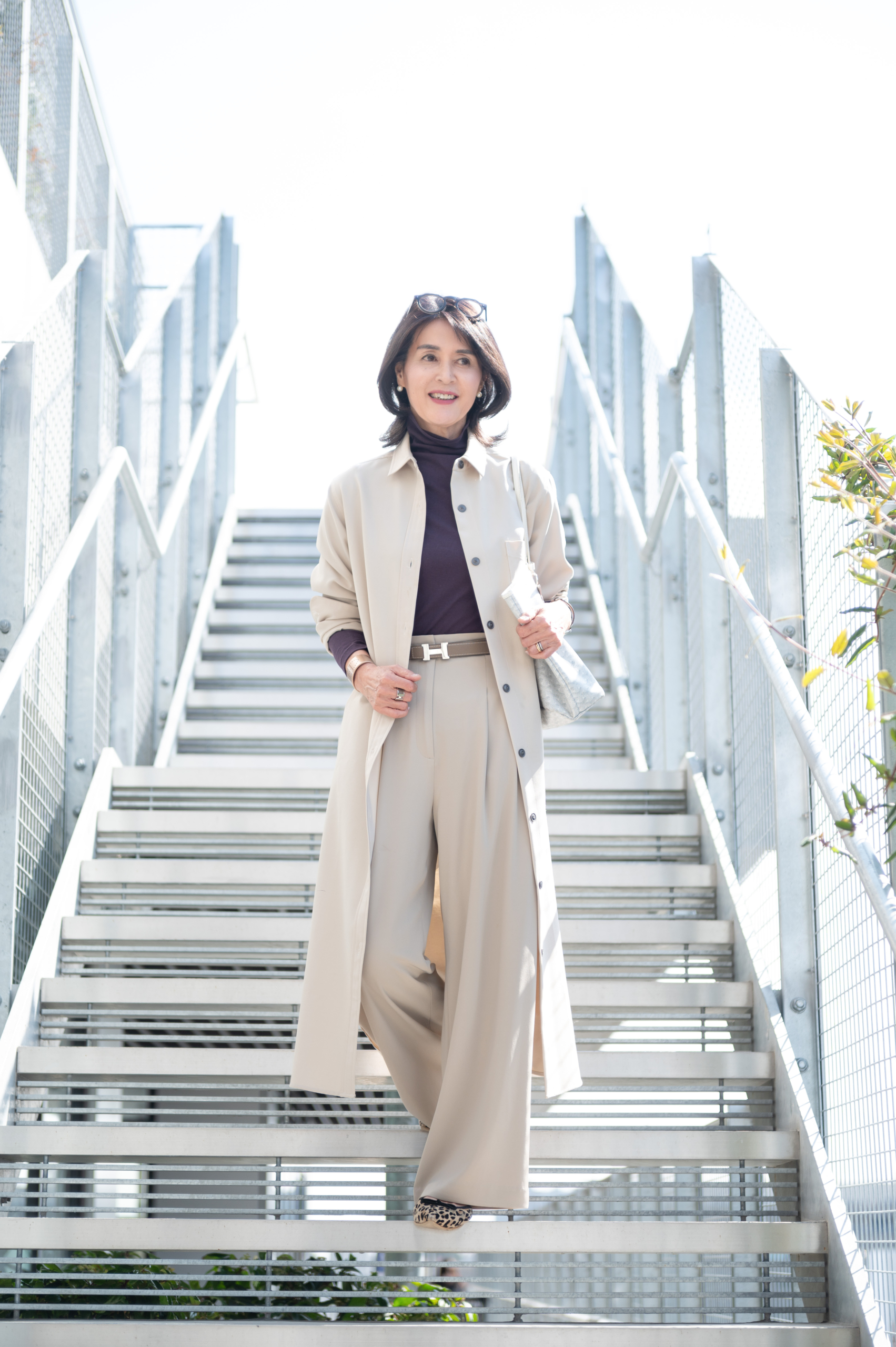 シャツワンピース･･･ソージュ、タートルネックニット･･･ユニクロ、パンツ･･･H&M、ベルト・時計･･･エルメス、シューズ･･･kurun TOKYO、バッグ･･･ゴヤール