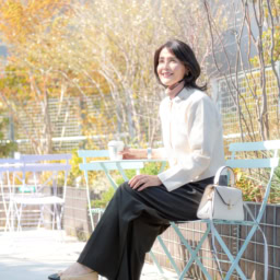 ニットジャケット･･･GU、ボトムス･･･ユニクロ、シューズ・スカーフ･･･シャネル、バッグ･･･ヴァレクストラ、バングル･･･エルメス、ブローチ･･･プルミエ アロンディスモン