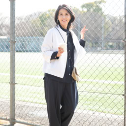 ジャケット･･･ヘルノ、ブラウス･･･ソージュ、パンツ･･･ユニクロ、バッグ･･･ボッテガ・ヴェネタ、シューズ･･･ヘルノ