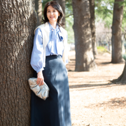 ブラウス･･･GU、スカート･･･ユナイテッドアローズ、セーター･･･ユニクロ、バッグ･･･KAZUKO、シューズ･･･ペリーコ