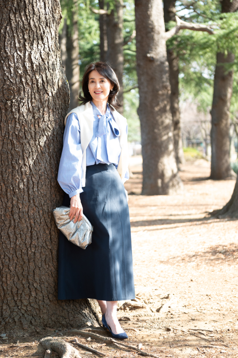 ブラウス･･･GU、スカート･･･ユナイテッドアローズ、セーター･･･ユニクロ、バッグ･･･KAZUKO、シューズ･･･ペリーコ