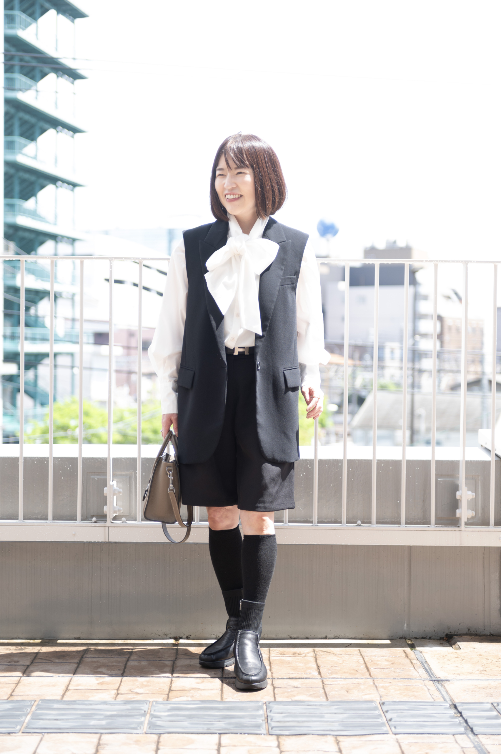 ジレ･･･ZARA　ブラウス・バミューダパンツ･･･mon cabinet　ブーツ･･･Monet　バック・リング･･･CELINE