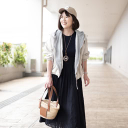 マウンテンパーカー･･･PLUS OTO.HA　ワンピース･･･ユナイテッドアローズ　ネックレス･･･Hermes　バック･･･LOEWE　シューズ･･･銀座ワシントン　帽子･･･mon cabinet