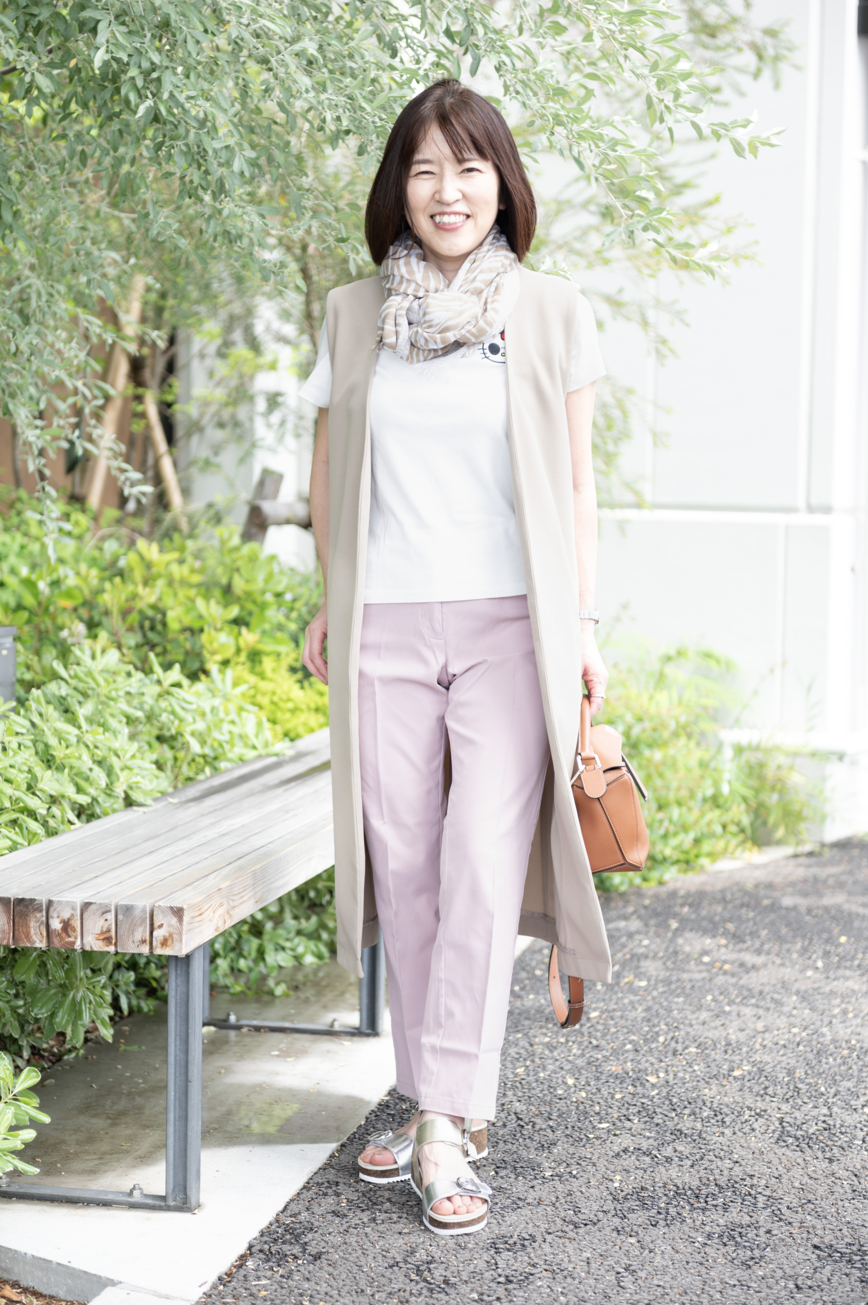 ジレ･･･Elura　Tシャツ･･･ a-jolie　パンツ･･･UNFILO　ストール･･･UNTITLED　バック･･･LOEWE　サンダル･･･ara