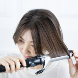 ヘアアイロンでスタイリング