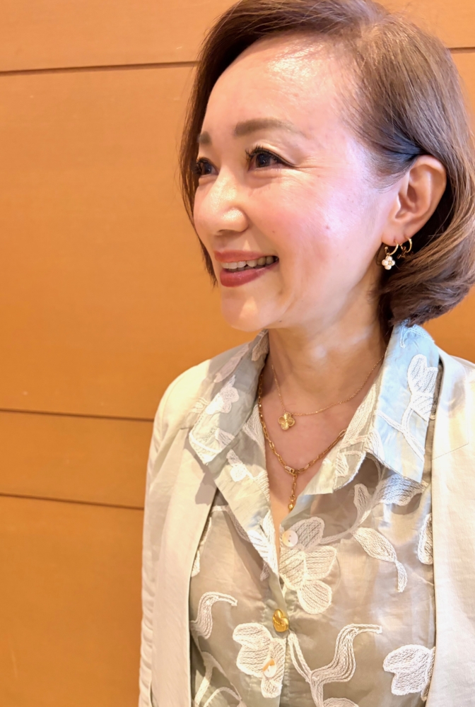ネックレスはバンクリーフ、グロッセ