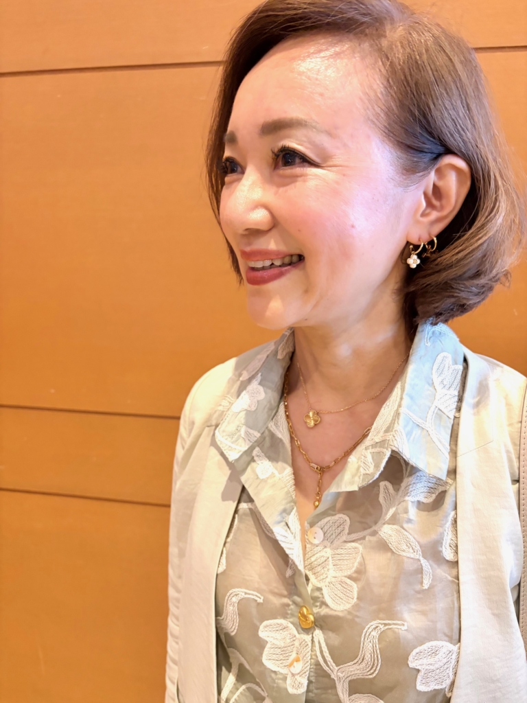 ネックレスはバンクリーフ、グロッセ