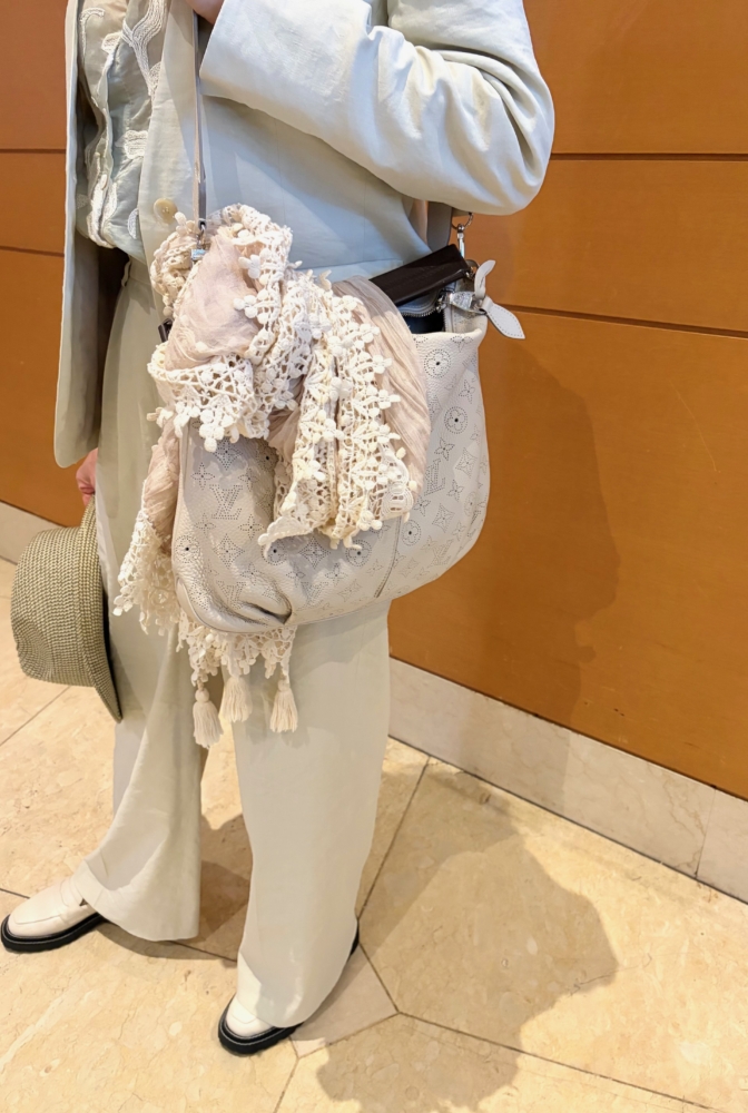 バッグはLOUIS VUITTON