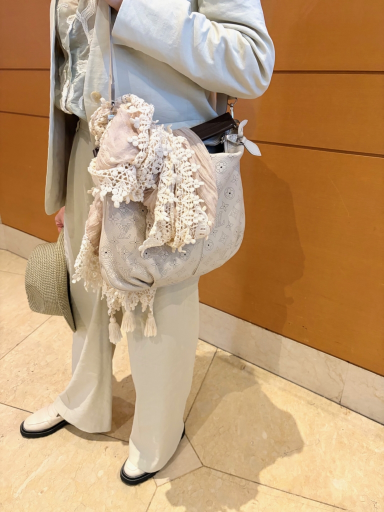 バッグはLOUIS VUITTON