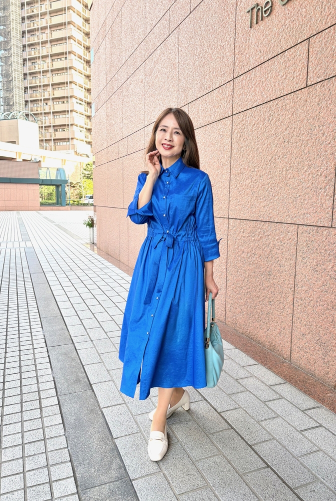 【60代お手本スナップ】初夏の装いを爽やかに!「アマルフィー」ブルーのシャツワンピで上品イベントコーデ
