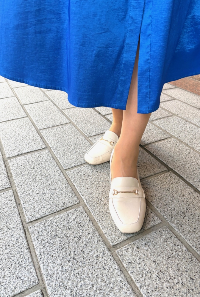 靴はホワイトベージュのローファー