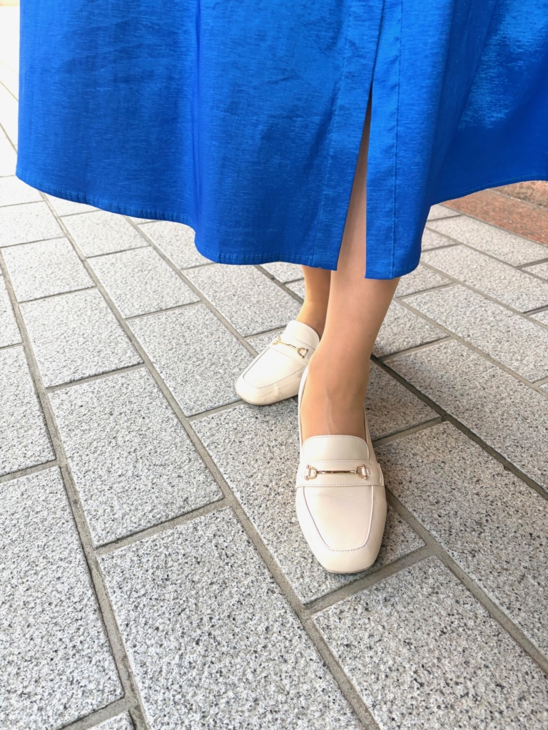 靴はホワイトベージュのローファー