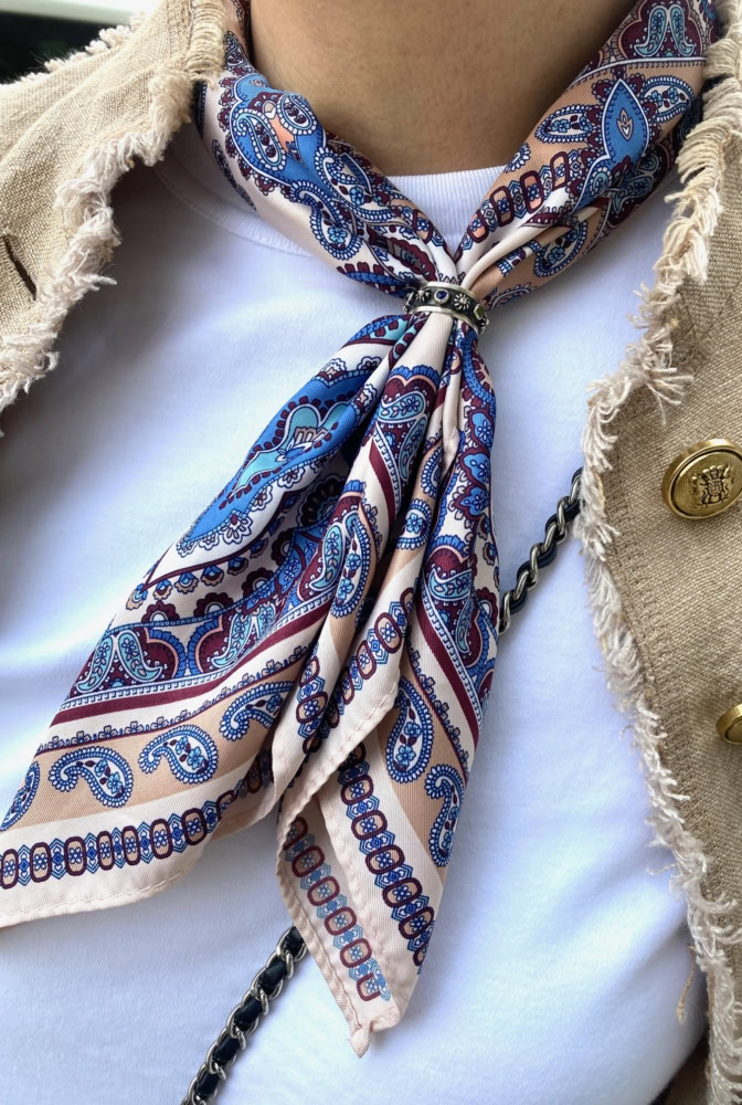 首元をバンダナでアレンジ