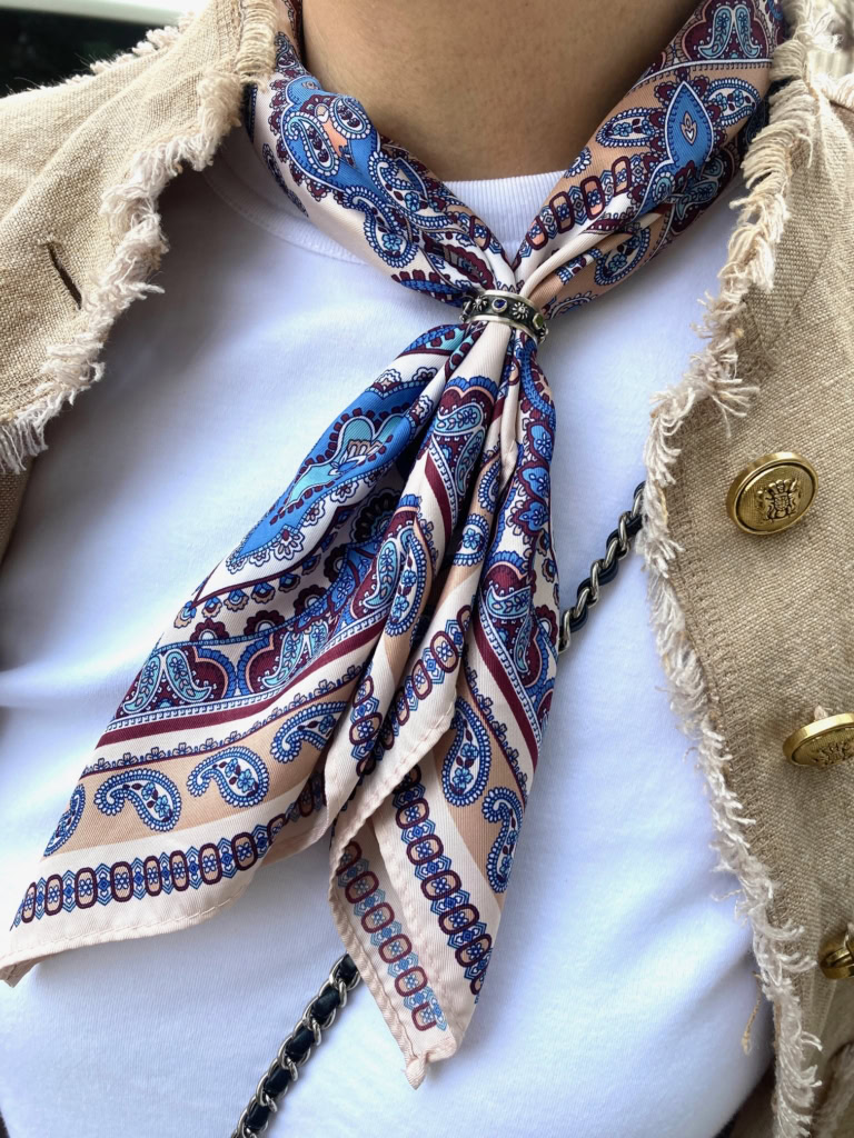 首元をバンダナでアレンジ