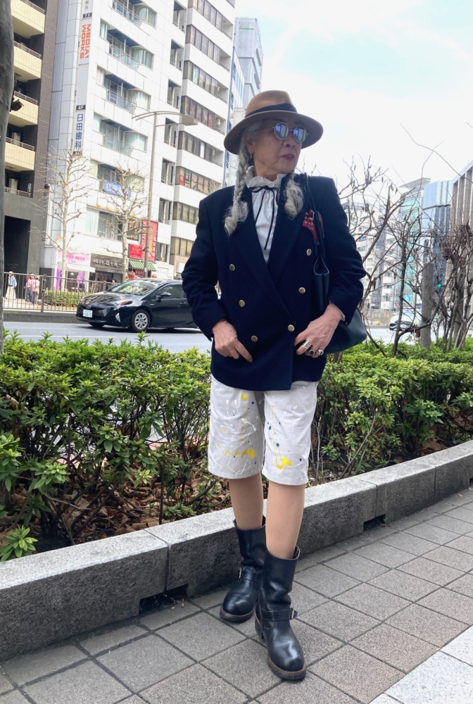 【70代お手本スナップ】ひと味違う「紺ブレ」の着こなし!ヴィンテージ・リメイク...。個性派アイテムを絶妙バランスでまとめた洗練スタイル