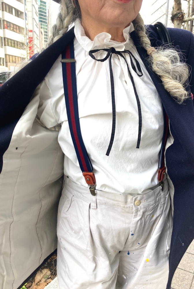 赤×ネイビーのサスペンダーでトラッドにアレンジ