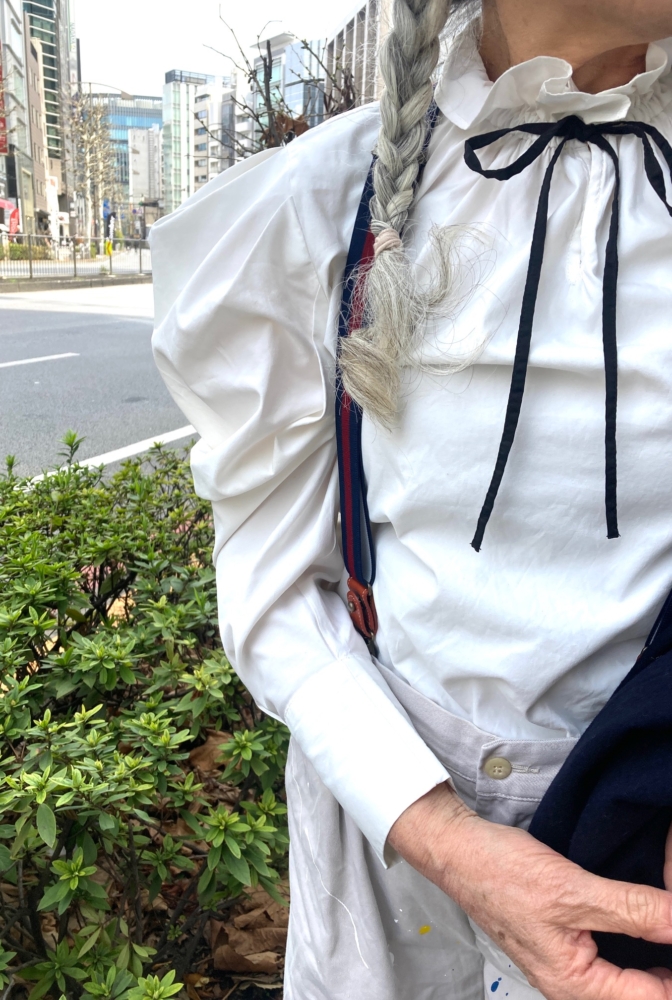 フリルブラウスの構築的なシルエット。見えないところもおしゃれを意識