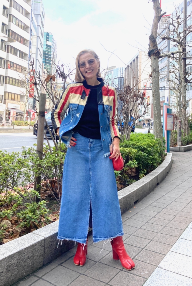 【60代お手本スナップ】鮮やかカラーが効いた「デニムジャケット」が主役!コントラストを効かせたデニムONデニムコーデ