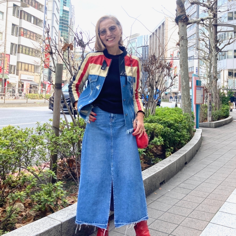 【60代お手本スナップ】鮮やかカラーが効いた「デニムジャケット」が主役！コントラストを効かせたデニムONデニムコーデ
