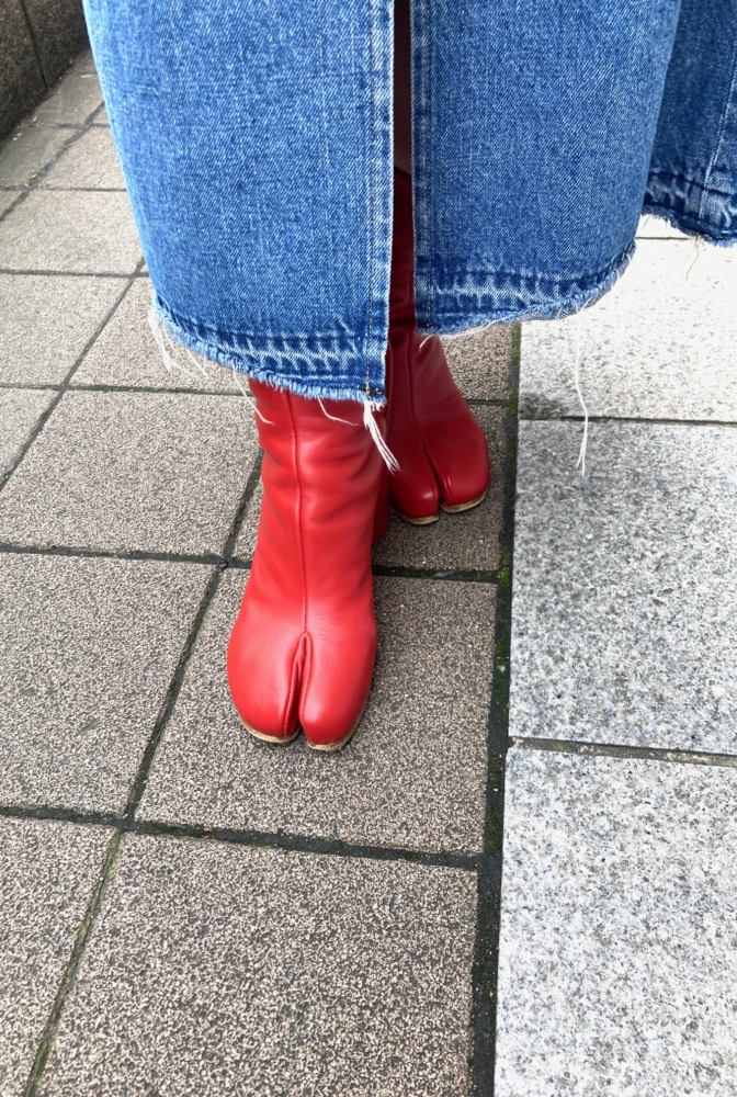不動の人気を誇るメゾンマルジェラのタビブーツも赤でエッジを効かせて