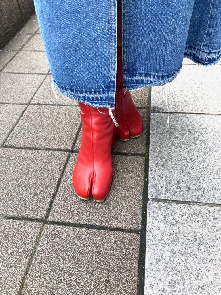 不動の人気を誇るメゾンマルジェラのタビブーツも赤でエッジを効かせて