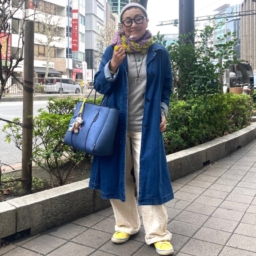 【第4位】【60代お手本スナップ】春気分を上げる！「デニムブルー×ビタミンイエロー」の爽やかな大人カジュアルコーデ