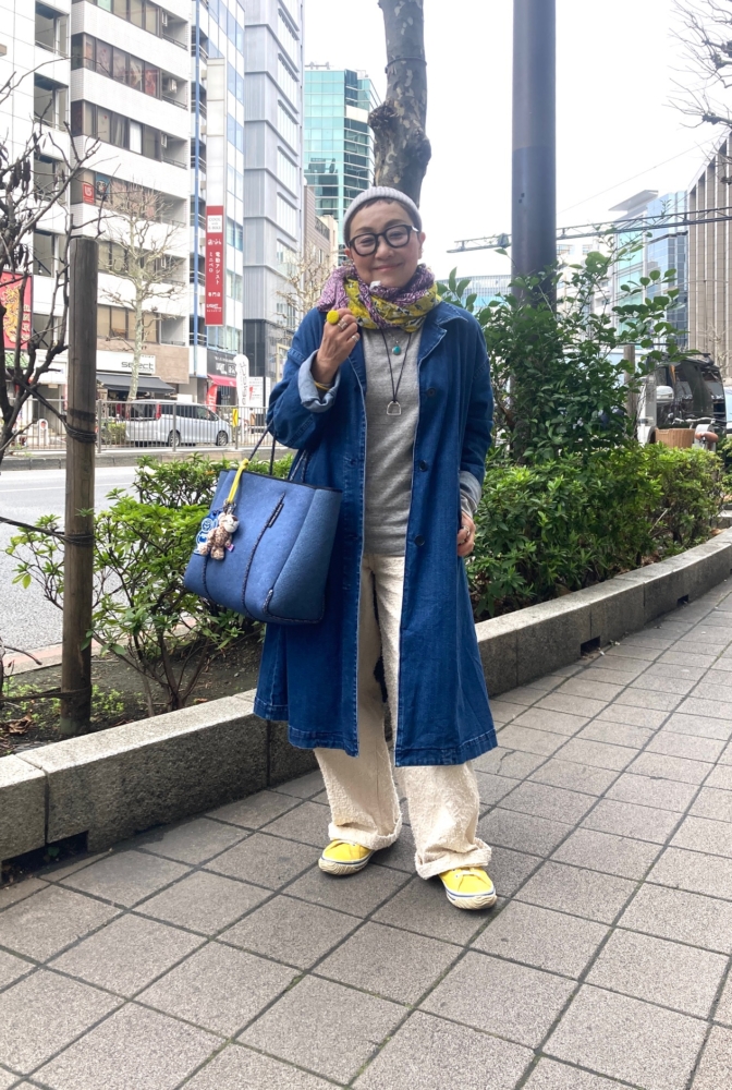 【60代お手本スナップ】春気分を上げる!「デニムブルー×ビタミンイエロー」の爽やかな大人カジュアルコーデ