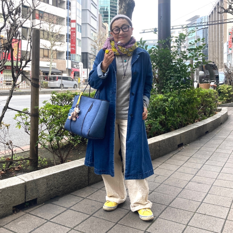 【60代お手本スナップ】春気分を上げる！「デニムブルー×ビタミンイエロー」の爽やかな大人カジュアルコーデ