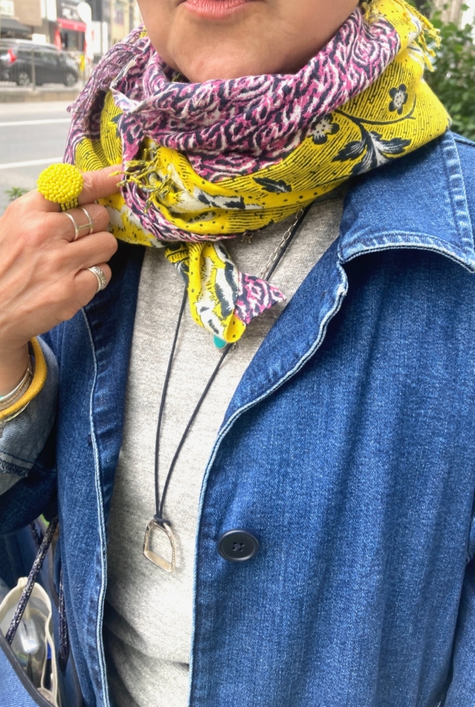 ブルーと好相性のイエローアイテムを差し色に