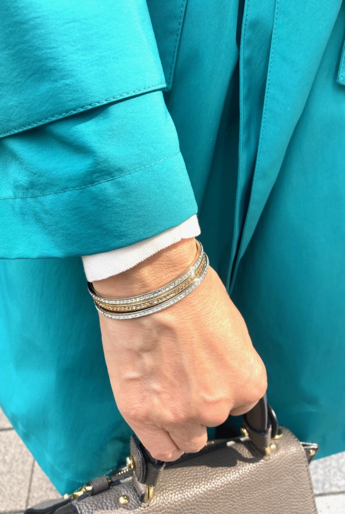 ハンドメイドのバングルをレイヤード