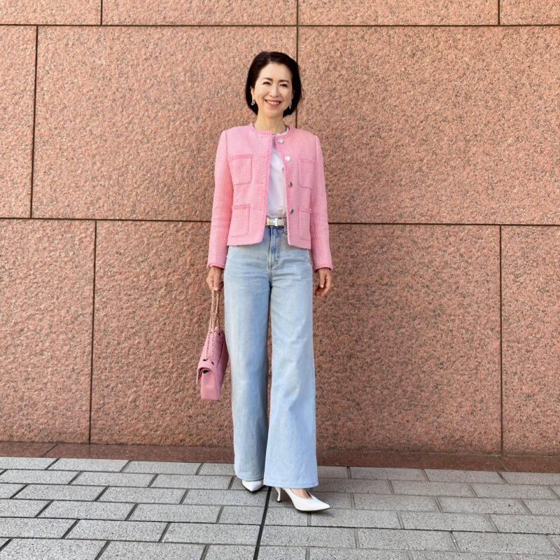 【50代お手本スナップ】春色ピンクの「シャネル」ツイードジャケットで大人なデニムスタイル
