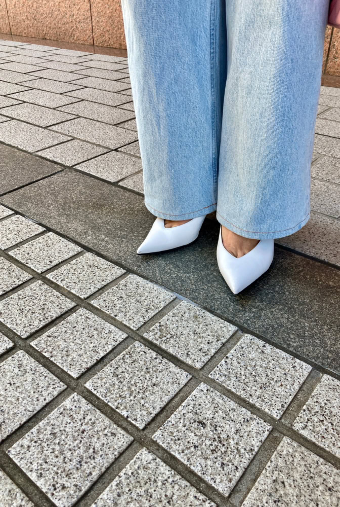 清潔感があってデニムにマッチする白パンプス
