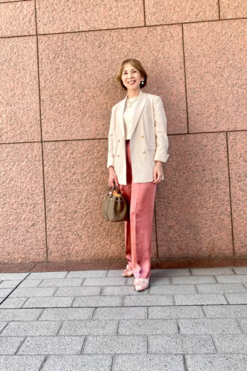 【60代お手本スナップ】春らしい「ピンクボトムス」を大人っぽく引き締めたジャケットコーデ