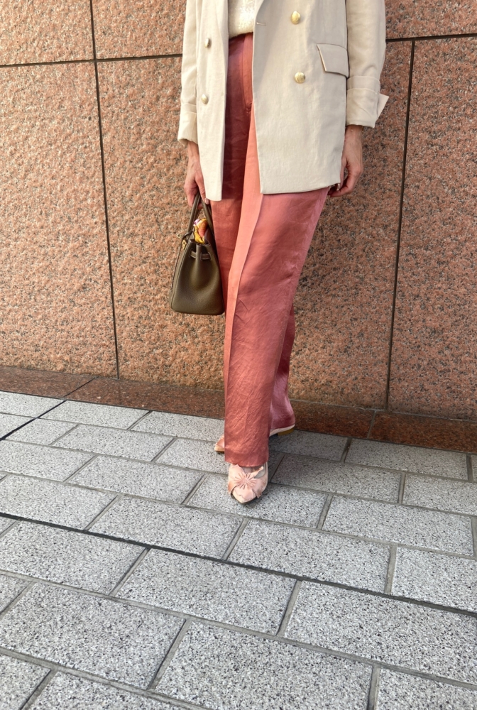 大きな花をあしらった、大人かわいいピンクパンプス