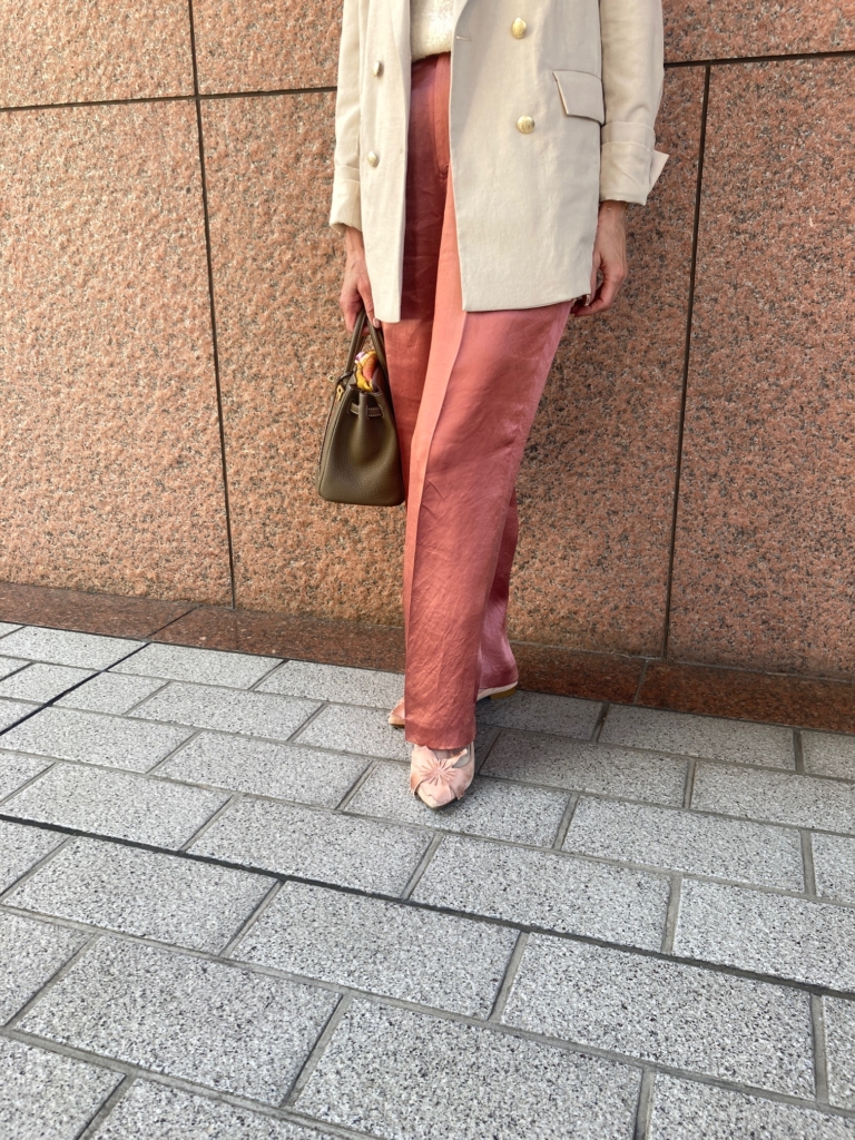 大きな花をあしらった、大人かわいいピンクパンプス
