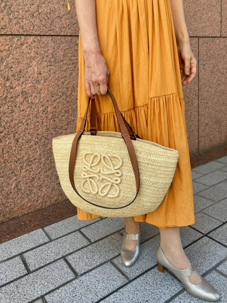エレガントで夏っぽいLOEWEのかごバッグ