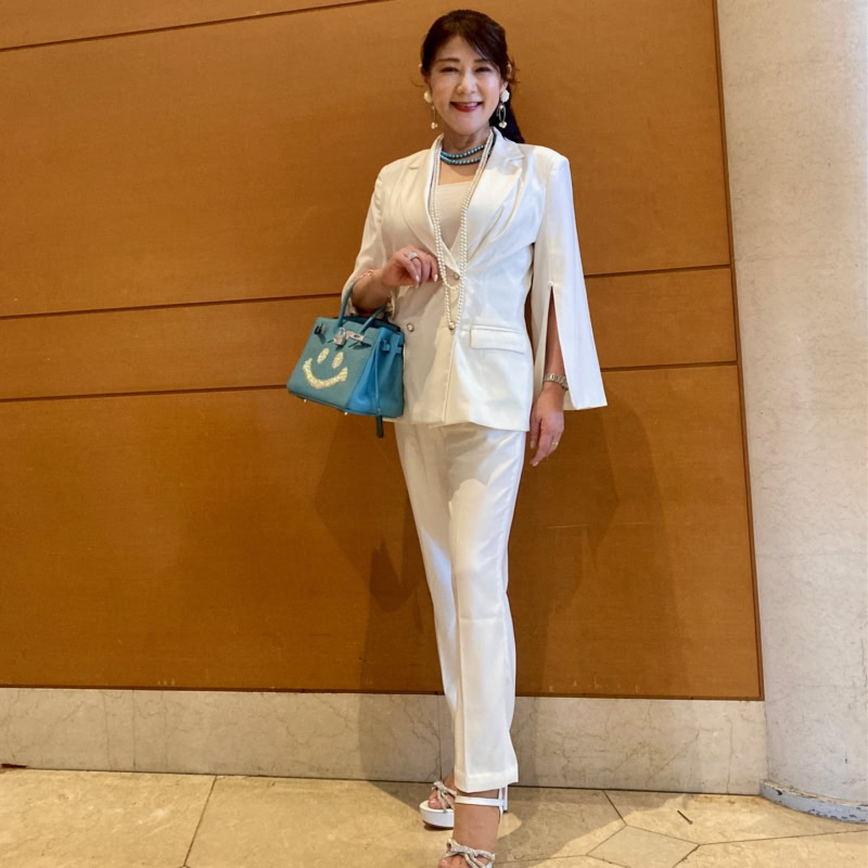 【50代お手本スナップ】オールホワイトの上品な華やぎコーデ！「fabulous」のパールアクセサリーで女性らしい着こなしに！